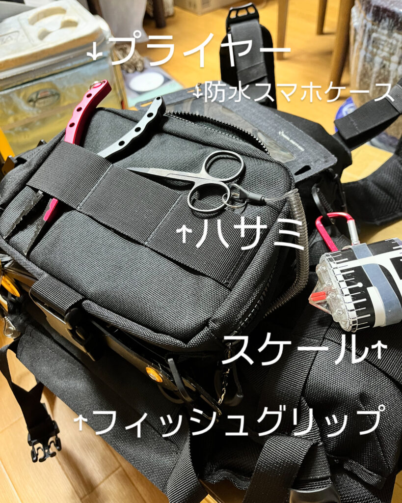 ROBEATに取り付けたプライヤー、ハサミ、フィッシュグリップ、スケール、防水スマホケースの配置写真